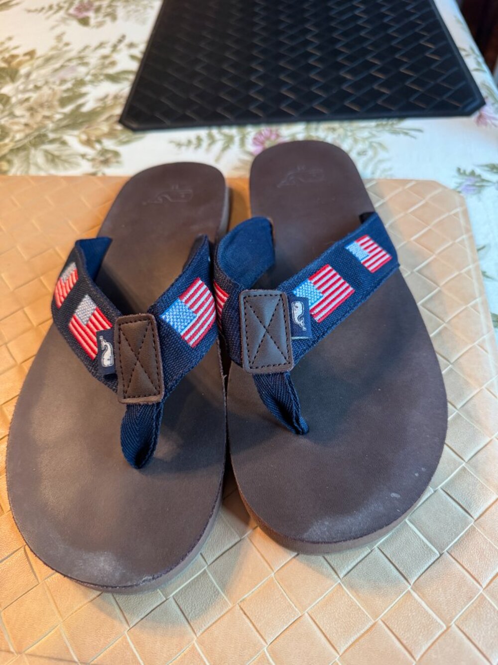 Vineyard Vines Men's American Flag Flip Flops Size 7